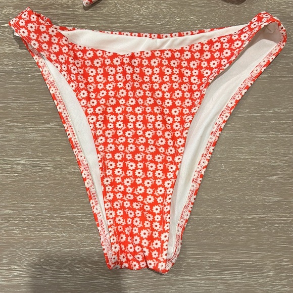 Super cute Floral 2 pcs bathing suit 🌺 - Picture 2 of 3